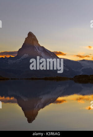 Matterhorn Matterhorn, Zermatt, Schweiz. Letzten Sonnenuntergang Reflexionen in den ruhigen Wassern der Stellisee See. Stockfoto