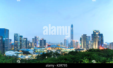 Shenzhen Stadtbild in der Dämmerung mit dem Civic Center und der Ping eine IFC auf Vordergrund, China Stockfoto