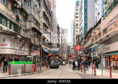 Touristen wandern in Tsim Sha Tsui, Hong Kong - China Stockfoto