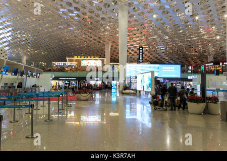 Menschen zu Fuß innerhalb der Shenzhen Bao'an International Airport in Guangdong, China Stockfoto