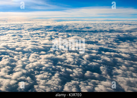 Meer der Wolken, die von einem Flugzeug gesehen Stockfoto