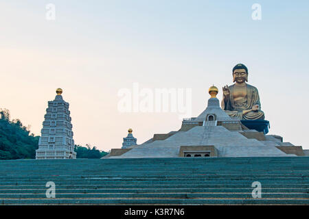 Sonnenuntergang am Fo Guang Shan buddhistische Tempel von Kaohsiung, Taiwan. Stockfoto