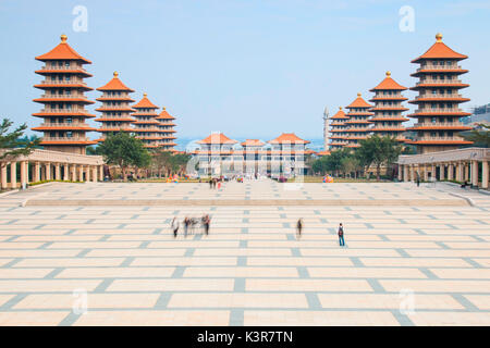 Kaohsiung, Taiwan.: Sonnenuntergang bei Fo Guang Shan buddhistischen Tempel von Kaohsiung, Taiwan mit vielen Touristen zu Fuß durch. Stockfoto