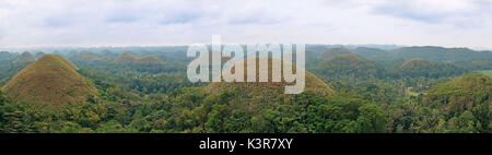 Panoramablick über die Chocolate Hills auf Bohol, Philippinen. Stockfoto