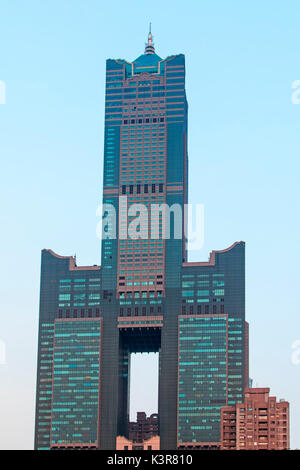 Kaohsiung, Taiwan. Sonnenuntergang über Tuntex Sky Tower. Die Struktur ist 378 m hoch. Von 1994 bis 1997 gebaut, es ist das höchste Hochhaus in Kaohsiung, und war die höchste in Taiwan bis zur Fertigstellung des Taipei 101. Stockfoto