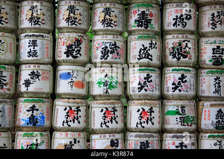 Sake Fässer, Meiji Jingu-Schrein Tokio, Japan Stockfoto