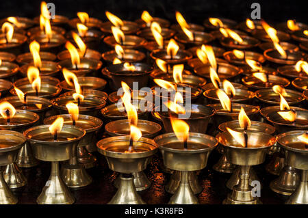 Gebet Kerzen in einem buddhistischen Tempel, Kathmandu, Nepal, Asien Stockfoto