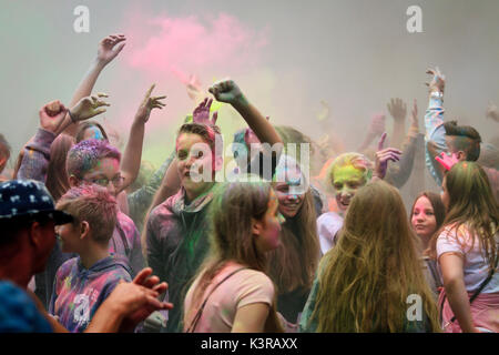 Junge, glückliche Menschen tanzen während das Holi Fest der Farben. Cieszyn, Polen. Stockfoto