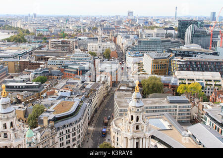 Blick von der St. Paul's Cathedral in Richtung Fleet Street & St. Brides Kirche. Stockfoto