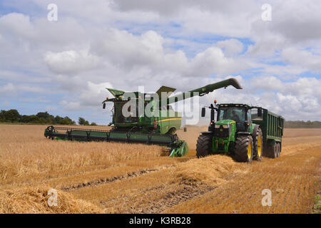 John Deere Mähdrescher und 6215 R Traktor Stockfoto