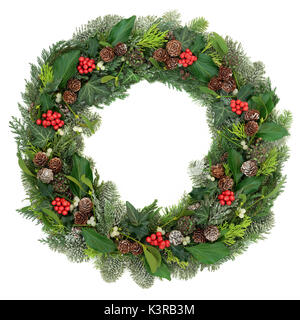 Weihnachten und Winter wreath Dekoration mit Holly, Mistel, Juniper Tanne, blau Fichte, Zeder, Tannenzapfen und Efeu Blätter auf weißem Hintergrund. Stockfoto