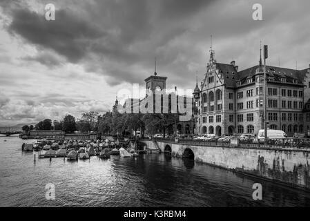 Zürich, Schweiz - 24. Mai 2016: Architektur von Zürich in trüben Regenwetter, die größte Stadt der Schweiz und die Hauptstadt des Kantons Stockfoto