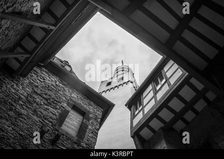 Halsenbach, Deutschland - 23. Mai 2016: Teil der Marksburg. Es ist eine der wichtigsten Stätten des UNESCO-Welterbes Mittelrheintal. Schwarz und w Stockfoto