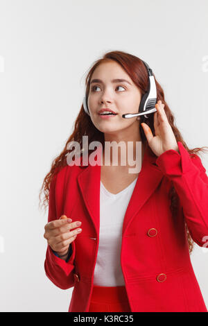 Support Phone Operator im Headset, Studio auf weißem Hintergrund Stockfoto