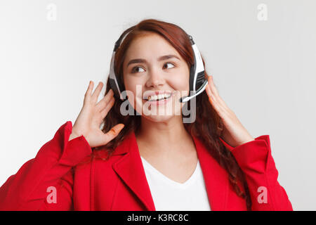 Support Phone Operator im Headset, Studio auf weißem Hintergrund Stockfoto