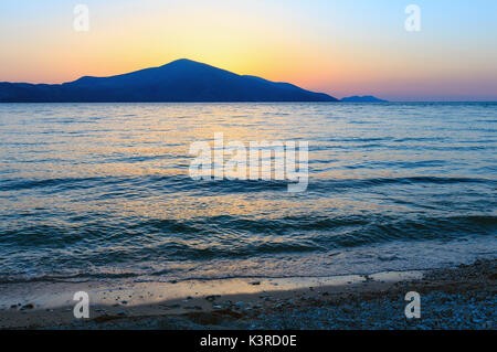 Schönen Sommer Meer Sonnenuntergang Landschaft auf borsh Strand, Albanien. Stockfoto