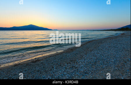 Schönen Sommer Meer Sonnenuntergang Landschaft auf borsh Strand, Albanien. Personen unkenntlich. Stockfoto