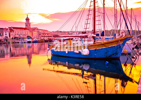 Historische Insel Stadt Krk Golden Dawn mit Blick aufs Wasser, Kvarner Bucht Archipel von Kroatien Stockfoto