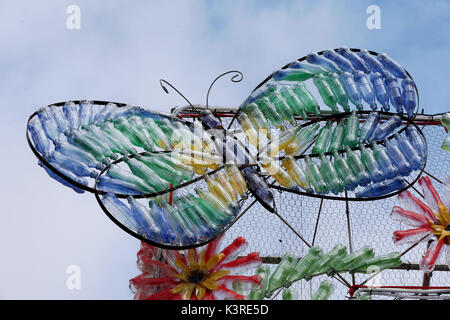 Kunstwerke aus recycelten Plastikflaschen an Tag drei des Electric Picnic Festival in Stradbally, County Laois. Stockfoto