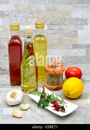 Küche Landschaft Salat Dressing Glasflaschen Stockfoto