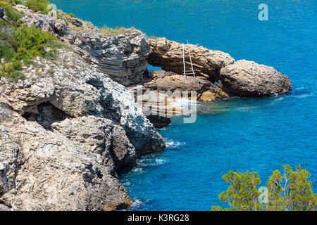 Sommer Küste in der Nähe von Architello (Arch) von San Felice auf der Halbinsel Gargano in Apulien, Italien Stockfoto