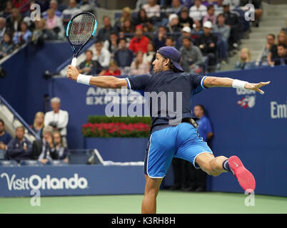 New York, NY, USA. 2. Sep 2017. Feliciano Lopez von Spanien kehrt Kugel während der Match gegen Roger Federer von der Schweiz während der US Open Championships 2017 Billie Jean King National Tennis Center Credit: Lev Radin/Pacific Press/Alamy leben Nachrichten Stockfoto