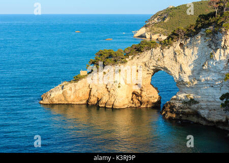 Sommer Abend architello (Arch) von San Felice auf der Halbinsel Gargano in Apulien, Italien Stockfoto