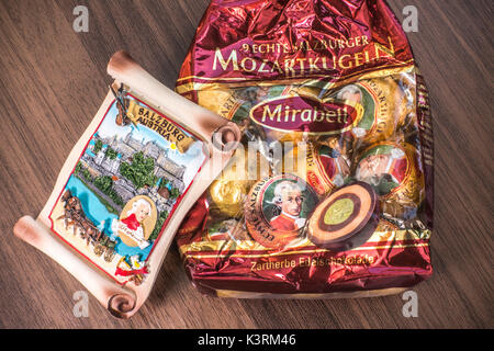 Die Salzburg souvenir neben eine Packung Schokolade Mozartkugen Mirabell Mozart Kugeln - im Geiste der ursprünglichen Rezept in Salzburg produziert. Stockfoto