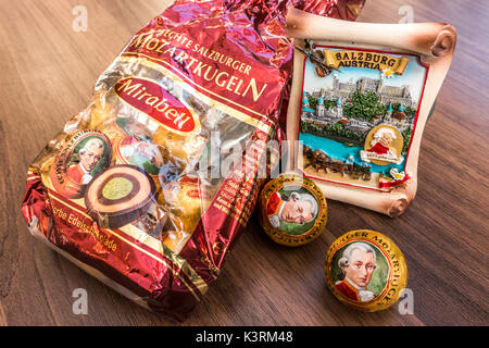 Die Salzburg souvenir neben eine Packung Schokolade Mozartkugen Mirabell Mozart Kugeln - im Geiste der ursprünglichen Rezept in Salzburg produziert. Stockfoto