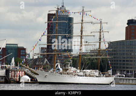 Das große Segelschiff Ara Libertad ist im Hafen von Hamburg entfernt. Stockfoto