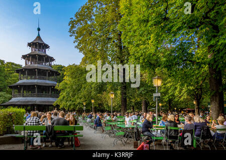 Biergarten am Chinesischen Turm im Englischen Garten, München, Oberbayern, Bayern, Deutschland, Europa Stockfoto