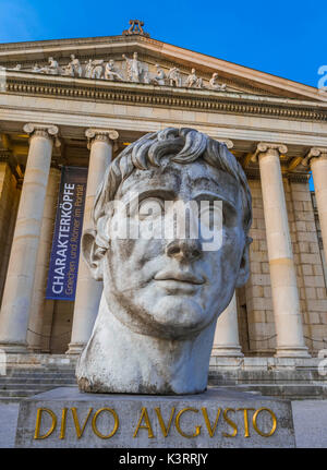 Portrait - Skulptur in Frot der Glyptothek, Antikensammlung, Königsplatz Square in München, Oberbayern, Bayern, Stockfoto