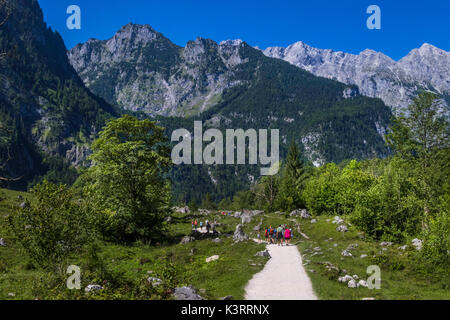 Wanderer auf dem Wanderweg vom Obersee zum Anlegeplatz am Königssee, Nationalpark Berchtesgaden, Oberbayern, Bayern, Deutschland, Europa Stockfoto