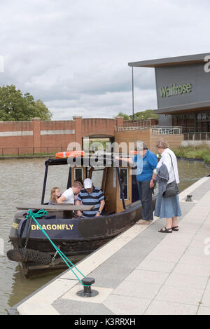 Die waitrose Bootssteg auf der Wilts & Berks Canal in Swindon Wiltshire UK. August 2017. Die Fluggäste für eine Bootsfahrt entlang der Wasserstraße. Stockfoto