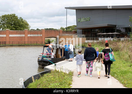 Die waitrose Bootssteg auf der Wilts & Berks Canal in Swindon Wiltshire UK. August 2017. Die Fluggäste für eine Bootsfahrt entlang der Wasserstraße. Stockfoto