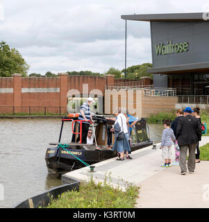 Die waitrose Bootssteg auf der Wilts & Berks Canal in Swindon Wiltshire UK. August 2017. Die Fluggäste für eine Bootsfahrt entlang der Wasserstraße. Stockfoto