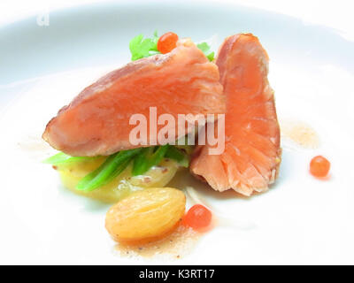 Lachs gegrilltes Steak servieren mit Lachs Rogen und Gemüse Stockfoto