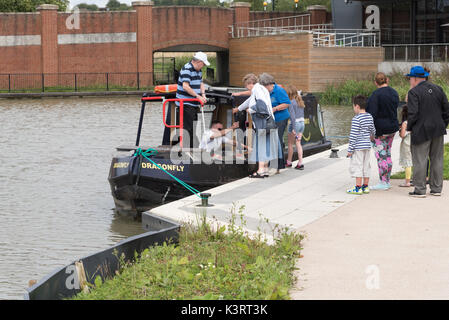 Die Libelle Kanal Boot mit Passagieren an Bord für eine Reise entlang der Wasserstraße. Waitrose Bootssteg Swindon, Wiltshire GROSSBRITANNIEN. August 2017 Stockfoto