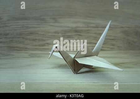 Origami crane auf einem hölzernen Hintergrund close-up Stockfoto