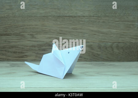 Origami Maus auf Holz- Hintergrund close-up Stockfoto