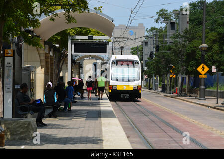 Passagiere eine rote Linie DART Zug im Pearl Arts District in Downtown Dallas. Stockfoto