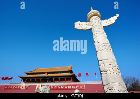 Peking, China-Feb 1,2016: Tor des Himmlischen Friedens unter blauem Himmel. Der Text auf der Platine in die englische Sprache übersetzen ist "Lang lebe der Volksrepublik China, ein Stockfoto