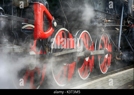 Zug Antrieb und rote Räder einer alten sowjetischen Dampflok Stockfoto