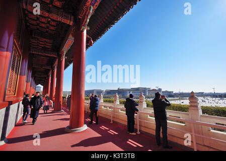 Peking, China-Feb 1,2016: Mit Blick auf den Platz des Himmlischen Friedens auf dem Tor des Himmlischen Friedens in Peking, China. Stockfoto