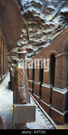 Detail der Bronze hochrelief Fries an der Unterseite des 30 ft Statue von britischen Bildhauers Paul Tag mit dem Titel "Treffpunkt" am Bahnhof St Pancras Stockfoto