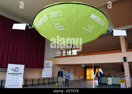 Berlin, Deutschland. 3. Sep 2017. Ein Prototyp einer Luftschiff-drone mit Helium gefüllt, die von der Universität Stuttgart entwickelt, fliegen bei der 'Dronemasters Dronathon" in Berlin, Deutschland, 3. September 2017. Foto: Maurizio Gambarini/dpa/Alamy leben Nachrichten Stockfoto