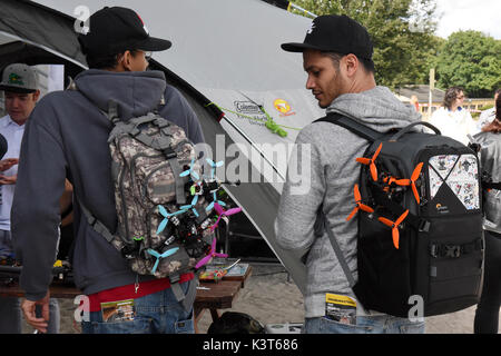 Berlin, Deutschland. 3. Sep 2017. Drone Piloten tragen ihre Geräte in Rucksäcken in Berlin, Deutschland, 3. September 2017. Foto: Maurizio Gambarini/dpa/Alamy leben Nachrichten Stockfoto