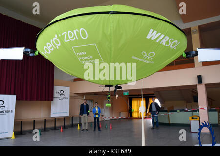 Berlin, Deutschland. 3. Sep 2017. Ein Prototyp einer Luftschiff-drone mit Helium gefüllt, die von der Universität Stuttgart entwickelt, fliegen bei der 'Dronemasters Dronathon" in Berlin, Deutschland, 3. September 2017. Foto: Maurizio Gambarini/dpa/Alamy leben Nachrichten Stockfoto