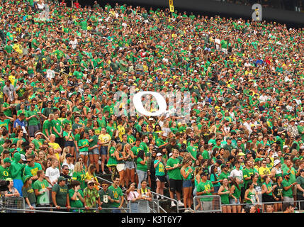 Autzen Stadium, Eugene, OR, USA. 02 Sep, 2017. Der Oregon Gläubigen geht es für die erste NCAA Football Game am Autzen Stadium dieses Jahr zwischen der Oregon Ducks und die südlichen Utah Thunderbirds am Autzen Stadium, Eugene, ODER. Larry C. Lawson/CSM/Alamy leben Nachrichten Stockfoto