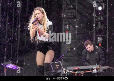 Philadelphia, Pennsylvania, USA. 2. Sep 2017. SAMANTHA GONGOL und JEREMY LLOYD von Marian Hill während Hergestellt in Amerika Musik Festival am Benjamin Franklin Parkway in Philadelphia, Pennsylvania, Credit: Daniel DeSlover/ZUMA Draht/Alamy leben Nachrichten Stockfoto